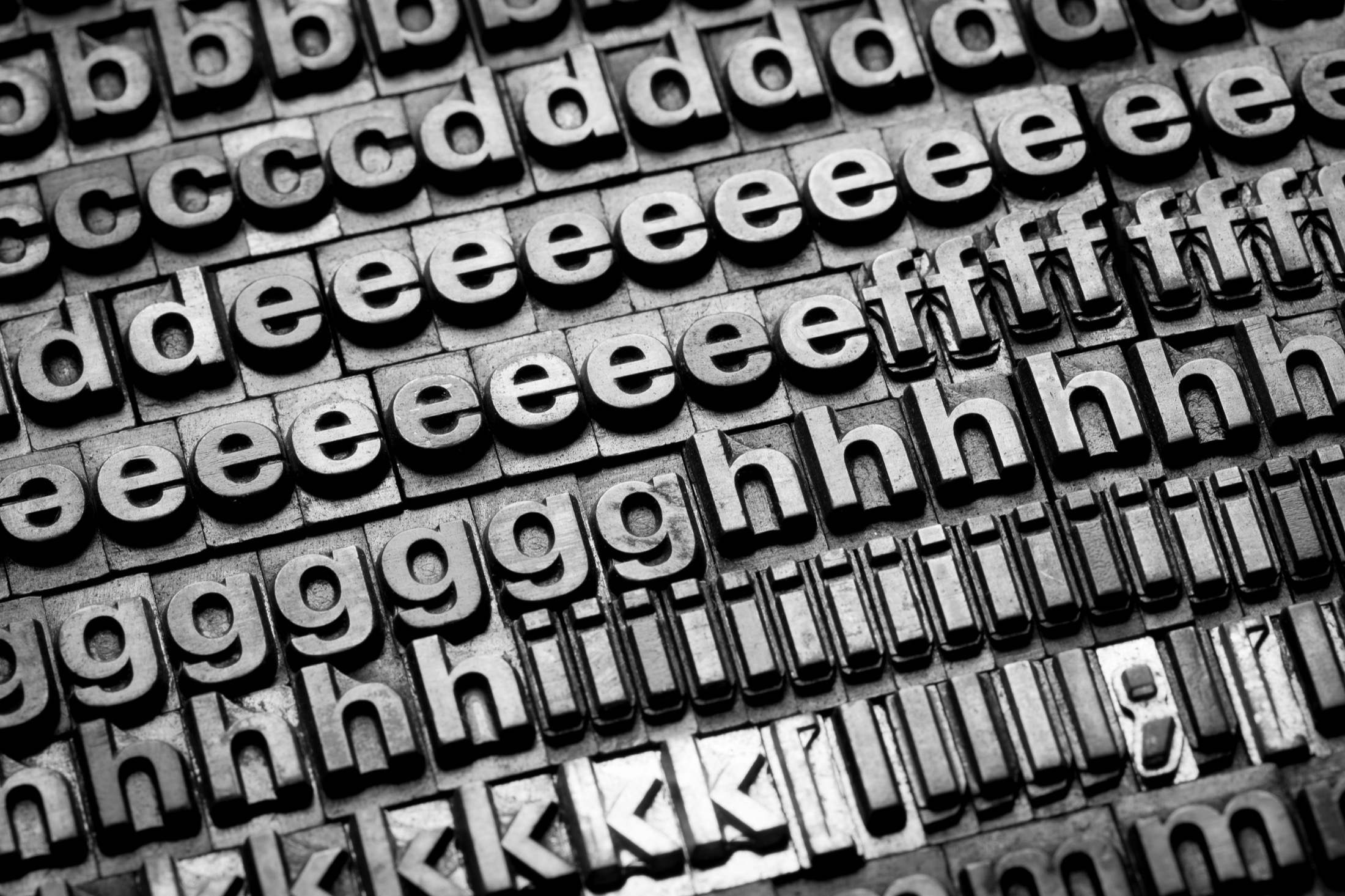 Caratteri tipografici mobili in metallo disposti in righe